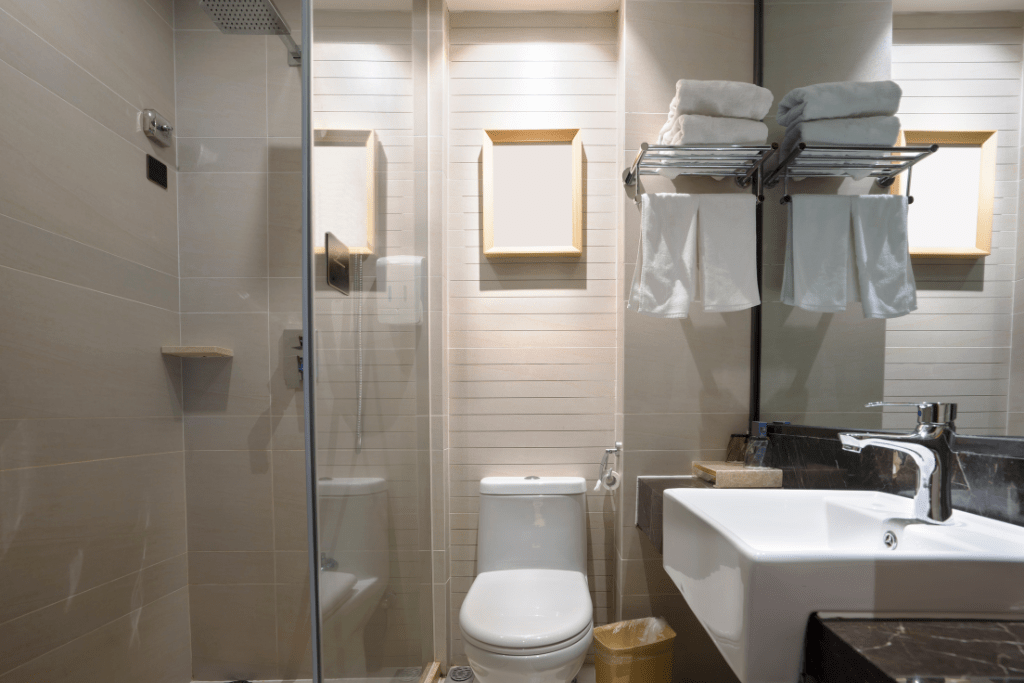 Top 13 ideas to hang wet towels in the small bathroom